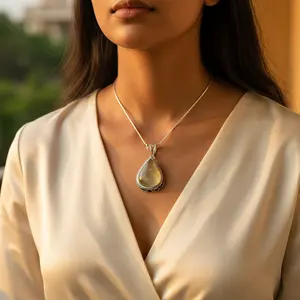 Colgante de Plata 925 Hecho a Mano con Gema Verde en Forma de Lágrima, Chapado en Rodio y Oro Rosa - Product Image 1