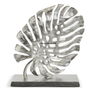 Sculpture de plume en métal finition argentée élégante avec base robuste pour la décoration du salon, décoration de maison élégante et luxueuse, décoration de table - Product Image 4