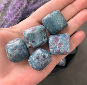 Rubíes Naturales a Granel en Cianita, Piedras Rodadas Talladas, Cristal Curativo de 20-30mm para Joyería, Reiki y Meditación, Venta al por Mayor - Product Image 5