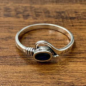 แหวนทองคำขาว 2.1 กรัม ประดับพลอยแซฟไฟร์ทรงลูกแพร์ พร้อมเพชรทรงลูกแพร์ ชุบโรเดียม เครื่องประดับคุณภาพสูงสำหรับสวมใส่ทุกวัน - Product Image 1