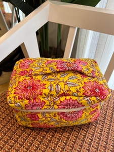 กล่องเครื่องสำอางผ้าฝ้ายลายควิลท์สไตล์วินเทจ - ลายดอกไม้สีเหลืองสดใส ปิดด้วยซิป กันน้ำ และเป็นมิตรกับสิ่งแวดล้อม เหมาะสำหรับการเดินทาง - Product Image 3