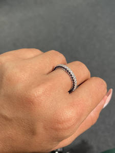 Anillo de Boda Elegante de Oro de 18K con Tres Lados de Diamantes Cultivados en Laboratorio, Anillo de Aniversario de Bodas con Detalles de Zafiro Azul - Product Image 5