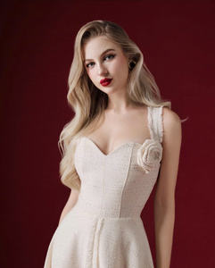 Robe mi-longue maxi à col cœur scintillante avec accent floral 3D sur l'épaule, élégante, coupe A, fabriquée au Vietnam - Product Image 1