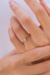 Anillo minimalista de tres piedras de diamante de corte ovalado cultivado en laboratorio, anillo de fiesta de compromiso fino de oro de 14 quilates para regalo de novia, aniversario - Product Image 4