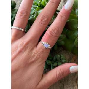Bague Flèche Style Zuni Plaqué Or Rose avec Incrustation d'Opale Synthétique et Monture en Acier Inoxydable - Product Image 2
