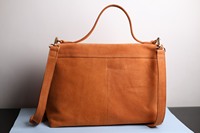 Tas Tangan Bentuk Flap Kulit Asli Premium Kunci Rantai Tahan Lama Kapasitas Besar Ringan Lembut Tren Fashion Uniseks Portabel