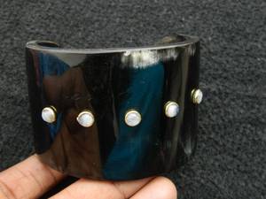 Bracelet large en corne de buffle noire écologique fait à la main avec des clous en laiton Bijoux de déclaration pour femmes - Product Image 3