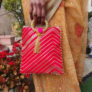 Assortiment de sacs à main à bandoulière imprimés Emboriderd Patola pour femmes cadeau de faveur de mariage - Product Image 5