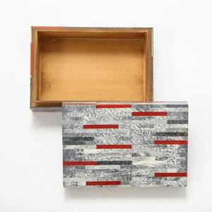 Boîte en résine de bijoux décoratifs en bois à rayures grises et blanches Design d'intérieur basé aux États-Unis en Inde par Lametierartz - Product Image 2
