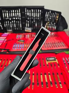 Extensions de cils de meilleure qualité Pince à épiler à pointe en fibre Acier durable Rouge brillant Enduit de poudre par Zonedge - Product Image 3