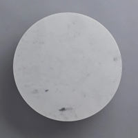 Luxueux support à gâteau rond en marbre blanc avec base en or matériau en bois élégant pour servir des desserts et présenter des gâteaux
