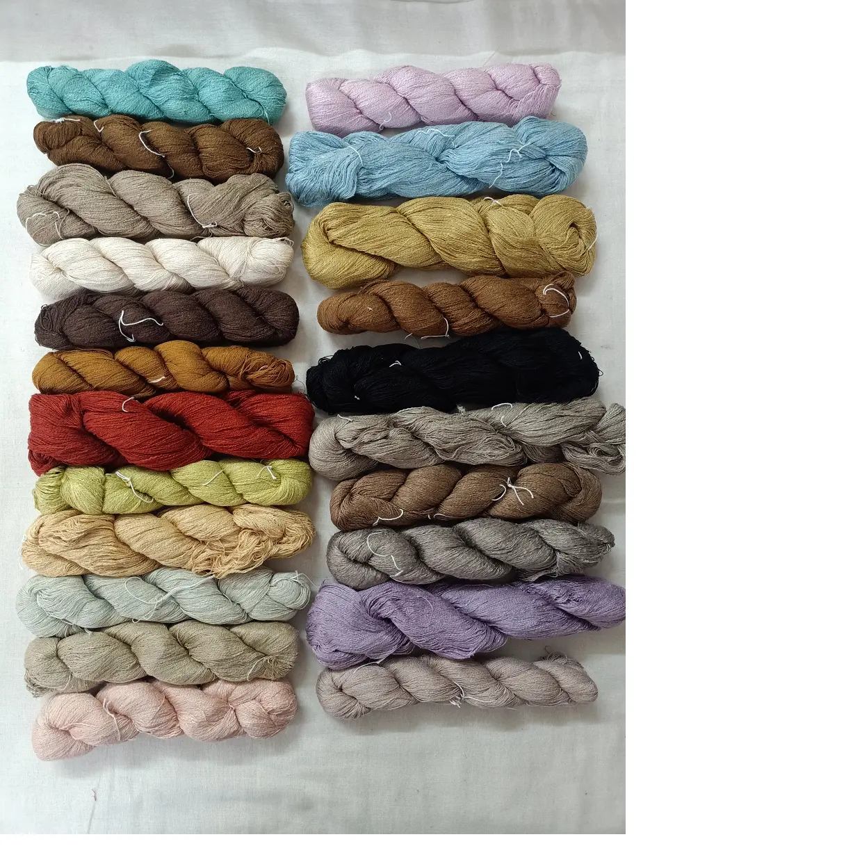 As fibras de seda texturizadas da amoreira que foram handspun usando fibras de seda de amoreira 100% puras e morango personalizado em suas cores