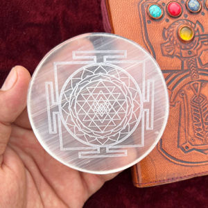 Placas de carga de selenita grabadas en Chakra al por mayor, rodajas de cristal de yeso redondas naturales para limpieza energética, Reiki y decoración del hogar - Product Image 1