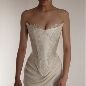 Robe de soirée longue noire antistatique à sequins, broderie florale perlée, décolleté épaules dénudées, sans manches, coupe trapèze - Product Image 1