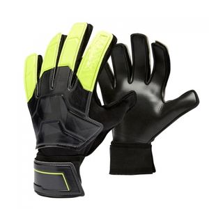 Gants de gardien de but de football et d'entraînement en latex de la meilleure qualité avec protection des doigts du logo d'impression personnalisée pour une utilisation en extérieur - Product Image 5