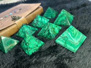Pirámide de Malaquita Verde Natural Tallada, Productos Espirituales para la Sanación y Energía del Amor, la Mejor Calidad de Gujarat, Venta al Por Mayor - Product Image 3