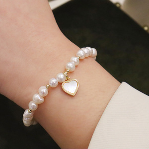 Bracelet élastique doré avec pendentif en nacre en forme de cœur Jeulia - Product Image 3