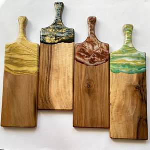 Planche à découper ronde en bois avec base en résine dorée - Durable pour un usage domestique et en restaurant, pour les cuisines gastronomiques, la préparation quotidienne des repas - Product Image 4