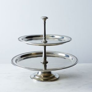 Soporte para pasteles de 2 niveles de aluminio estilo reliquia con aspecto refinado y artesanía artesanal perfecta para pasteles de celebración de reliquia - Product Image 1