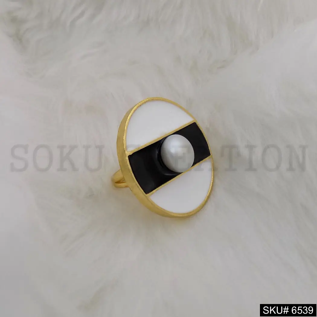 แหวนชุบทองทำด้วยมือดีไซน์เคลือบสีขาวและดำและไข่มุกหินปรับได้