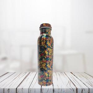 Botella de cobre puro hecha a mano para promover la sostenibilidad y mejorar las prácticas de hidratación y reducir el impacto ambiental - Product Image 6