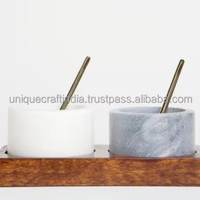 Ensemble salière et poivrière en marbre de luxe fait à la main par Unique Craft India Technique personnalisée pour les mariages et les fêtes Stockage d'épices