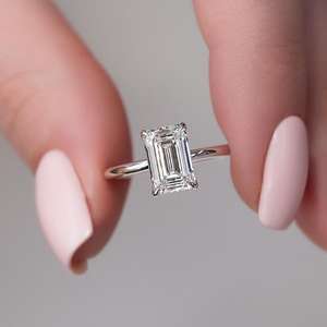 Intemporel 3.21 Carat Emerald Cut Moissanite Solitaire en 95 Sterling Silver Petal Style Setting Bague de fiançailles Cadeau pour elle - Product Image 1