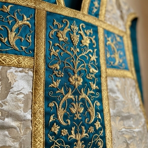 Chasuble romaine en soie turquoise personnalisée avec broderie florale dorée, vêtement liturgique pour prêtre catholique, pour la Messe - Product Image 2