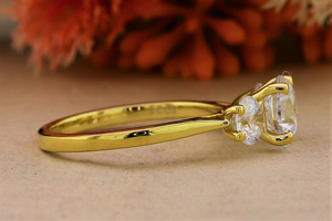 Anillo de moissanita de corte redondo de 3 piedras, anillo de oro amarillo de corte redondo, regalo de Halloween para ella - Product Image 5