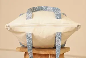 Sac fourre-tout en toile blanche avec poignées florales bleues |   Sac à bandoulière en coton fait main |   Sac fourre-tout pour le marché et les voyages, réutilisable pour les courses - Product Image 3