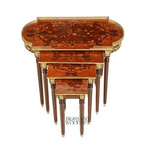 Ensemble de tables gigognes classiques avec marqueterie en bois artisanale et détails en laiton doré pour une décoration intérieure élégante - Product Image 1