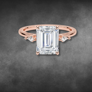 แหวนเพชรทรงเหลี่ยมมรกตสามเม็ด ได้รับการรับรองจาก IGI ทอง 14K 18K ประดับเพชรทรงว่าวด้านข้าง แหวนหมั้น เครื่องประดับชั้นดีสำหรับเธอ เป็นของขวัญ - Product Image 3