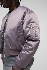 Chaqueta Bomber Varsity de Satén Premium para Hombre de Alta Calidad, Estilo Béisbol con Logotipo Personalizado, Tela de Lona, Cuello Alto - Product Image 3