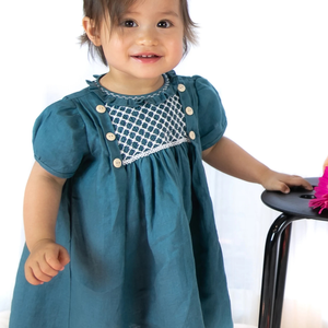 Vestido de lino suave hecho a mano para niñas pequeñas, estilo informal para el primer cumpleaños de niños pequeños, OEM hecho en Vietnam - Product Image 4