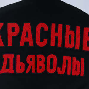 เสื้อแจ็คเก็ตวาร์ซิตี้ผู้ชายแฟชั่นสตรีทแวร์ ปักลายไหมพรมขนสัตว์ สำหรับฤดูหนาว  ขายส่ง รับทำโลโก้ตามสั่ง - Product Image 3