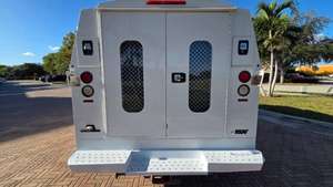 Ford E-Series E-350 SD 2023, boîte manuelle, turbo diesel, conduite à gauche, intérieur foncé, sièges en cuir, à vendre - Product Image 5