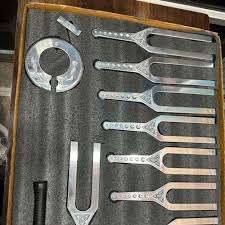 Fourche de sonothérapie (CHAKRA) pour la guérison par le son (LOT DE 8) – Grandes fourches géantes - Product Image 3