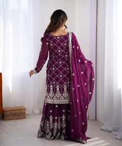 Robe Sharara en velours d'inspiration Bollywood, vêtements de cérémonie, avec broderies complexes et accents de cristal pour le glamour. - Product Image 3