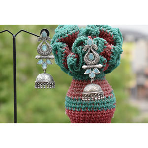 Pendientes de aro grandes tipo jhumka, hechos a mano, con apariencia de plata, de latón y piedra, para niñas y mujeres. - Product Image 4