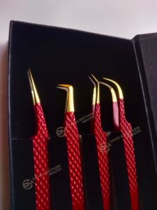 แหนบขนตาปลอมทำจากสเตนเลสคุณภาพสูงอุปกรณ์เสริมความงามสำหรับการต่อขนตาสีแดงสั่งทำฉลากส่วนตัว - Product Image 6