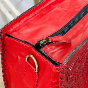 Sac à main vintage en cuir de vachette véritable, avec gravures à la main, motif floral rouge en relief, fermeture éclair, pour femmes - Product Image 3