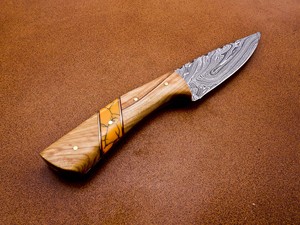 Cuchillo de acero damasco personalizable OEM con mango de madera de Fresno y piedra patrón trenzado Funda de cuero al por mayor - Product Image 4