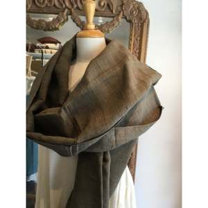 Bufanda de Seda Larga de Lujo PEACE Color Caqui Umber con Diseño Personalizado de Leopardo para Primavera, Verano, Otoño e Invierno - Product Image 1