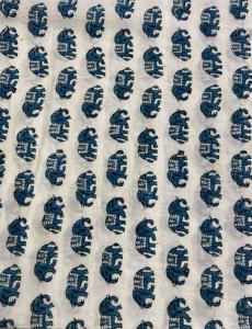 Tela de Algodón Estampada a Mano con Motivo Tradicional de Elefante en Azul Índigo sobre Base Natural - Product Image 4