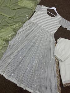 Présentation du nouveau fil de georgette de créateur avec travail de séquence et travail de broderie Kurti et pantalon Palazzo avec Dupatta - Product Image 2