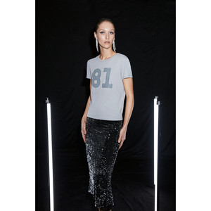 ETHIQUET SINCE Camiseta regular con cuello redondo y pedrería estampada para mujer - Product Image 1