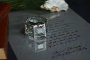 Boîte à bagues en verre de forme hexagonale de conception esthétique Organisateur de bijoux en verre et cadre en métal pour les fiançailles de mariage - Product Image 4