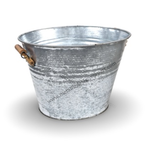 Cubo de hielo de metal galvanizado vintage con asas de madera, Tina de bebida de 5 galones para fiestas, exteriores y uso doméstico - Product Image 1