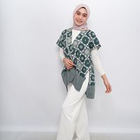 Ropa de abrigo exclusiva de Kimono Batik verde con patrón étnico cultural Capa cómoda para un aspecto elegante y modesto de Indonesia