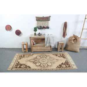 Alfombra Vintage de 2.8x6.3 pies, Alfombra Turca Oriental de Lana Marrón y Blanca - Product Image 3